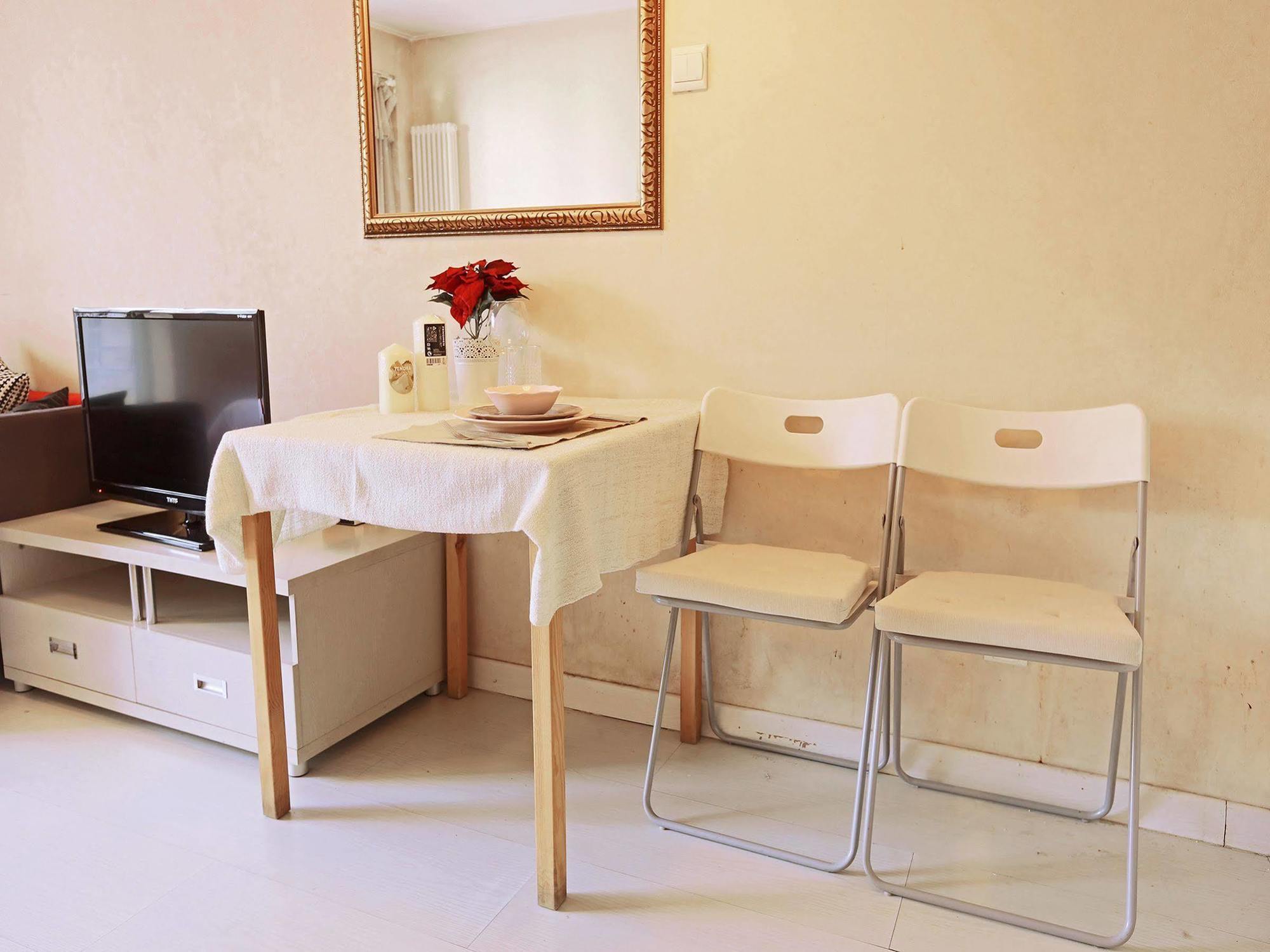Yiyang City Center Apartment *
